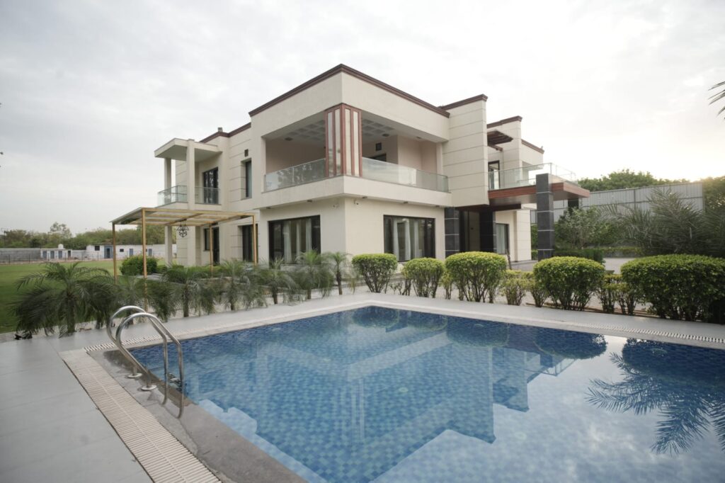 Farmhouse for pool parties