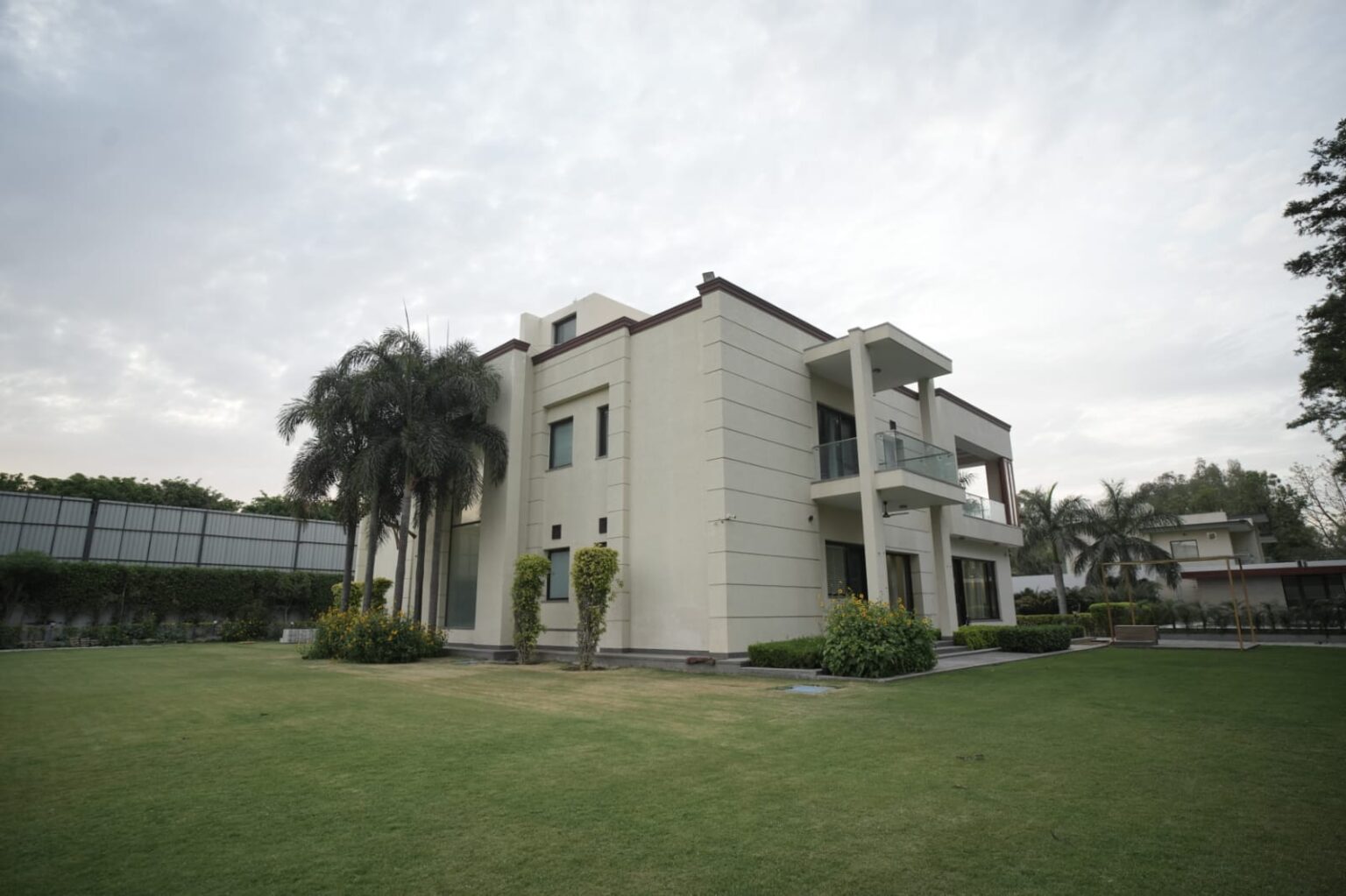 farmhouse for parties and weddings